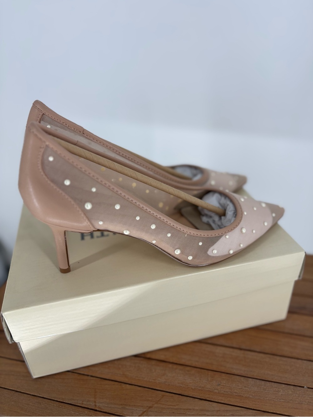 New Women’s on34th Pointed Toe Pearl-Stud Nude Women’s Flats size 8M - Picture 2 of 4